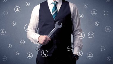 Düşünceli businesman Aracı iletişim sembolleri bulunan holding