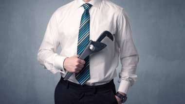 Businesman ayakta elinde aracıyla