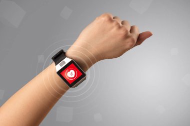Çıplak el ile kalp hızı kutsal kişilerin resmi üstünde belgili tanımlık seyretmek smartwatch ile