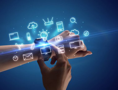 Smartwatch Multimedya sembolleri ile giyen el