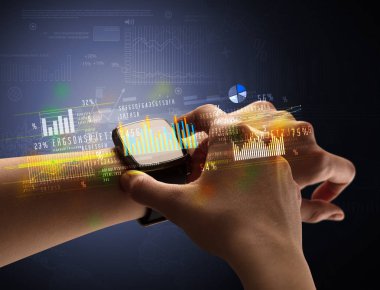 Smartwatch giyen kadın eli kapatın