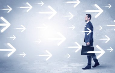 İşadamı bir yolda gidiyor