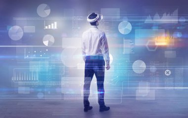 İşadamı vj gözlüklü bir proje denetimi