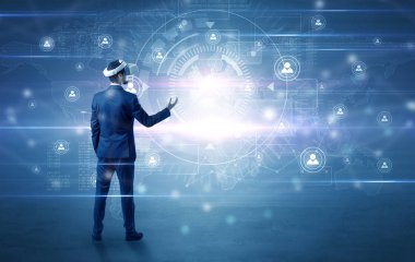 Bağlantı denetimi vj gözlüklü işadamı