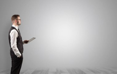 Boş bir alanda ayakta işadamı