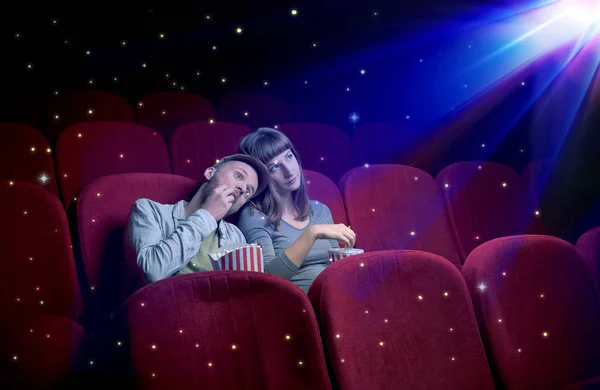 Прекрасна пара дивитися 3D фільм — стокове фото