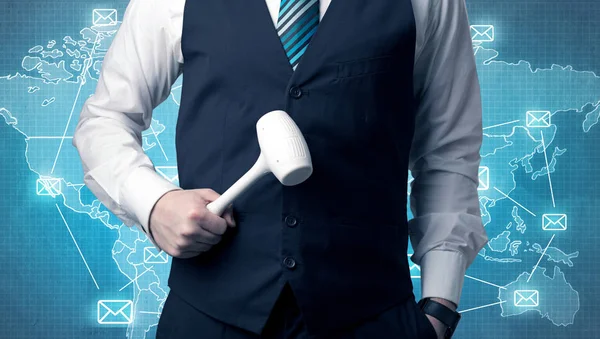 Красивый бизнесмен стоит с инструментом на руке — стоковое фото