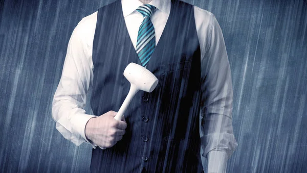 Elindeki aracıyla ayakta işveren