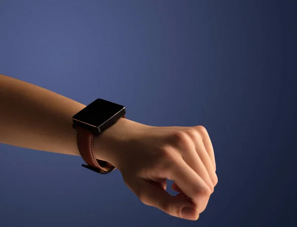 Gros plan main féminine avec balck smartwatch écran — Photo