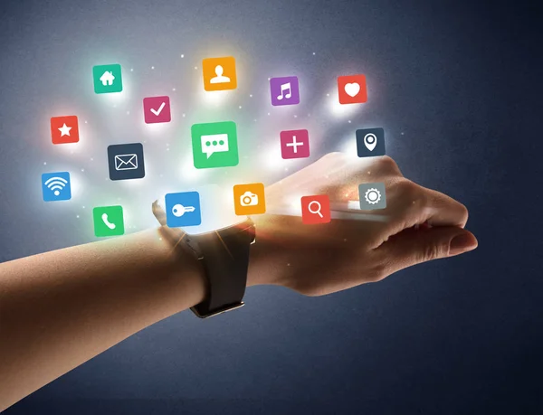 Mão feminina usando smartwatch com ícones de aplicativos — Fotografia de Stock