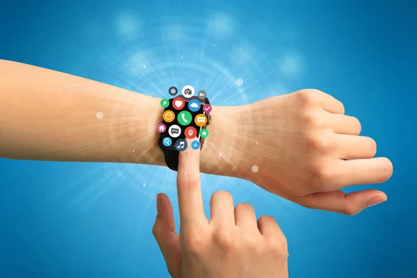 Smartwatch con icone dell'applicazione . — Foto Stock