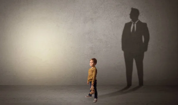 Kleiner Junge mit Geschäftsmann-Schatten — Stockfoto