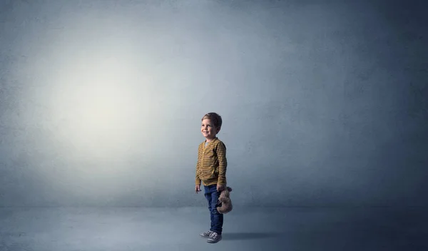 Pequeño niño holgazán en una habitación vacía —  Fotos de Stock