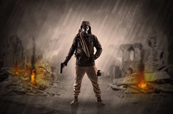 Nach Katastrophe kommen Männer mit Gasmaske und Waffen — Stockfoto