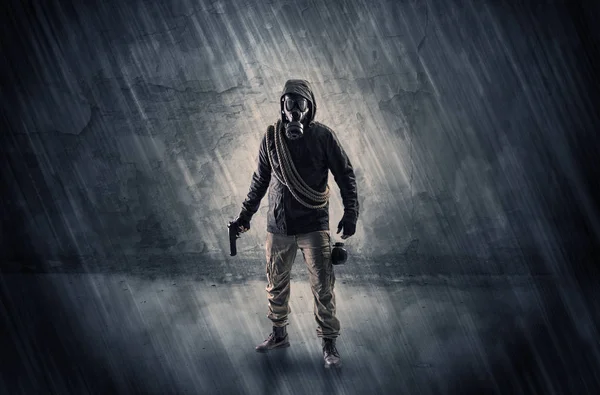 Tehlike adamın önünde bir ufalanan duvar