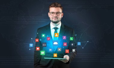 Tablet ve uygulama ile genç işadamı