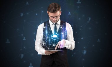 Güvenli bulut kavramı ile işadamı ve tablet
