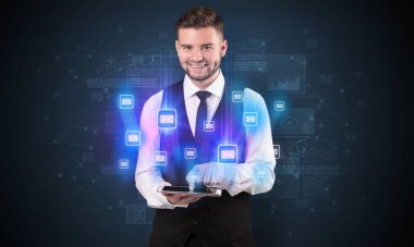 E-posta kavramı ile işadamı ve tablet