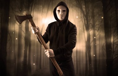 Karanlık gece orman kavram silahlı hitman