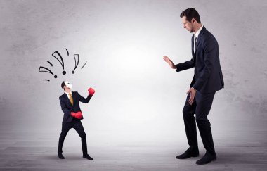 Küçük maskeli işadamı için yalvarıyor işadamı