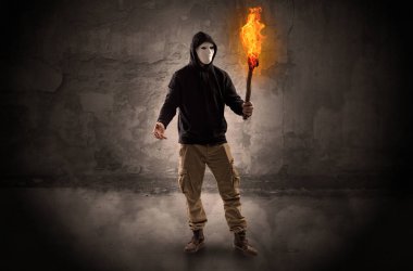 Bir ufalanan duvar kavramı önünde elinde meşale yakma ile çirkin wayfarer