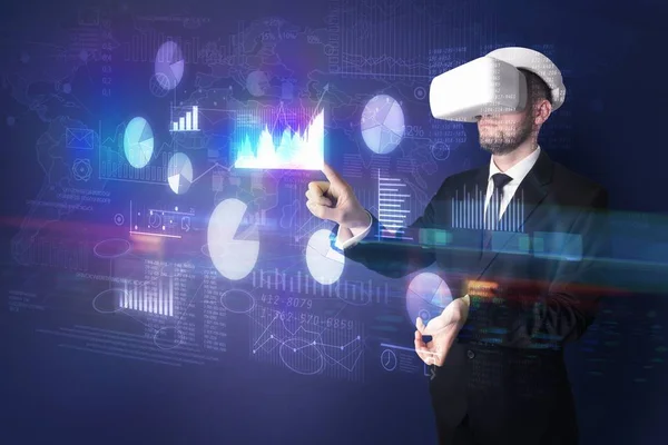 Hombre con gafas VR con gráficos e informes —  Fotos de Stock