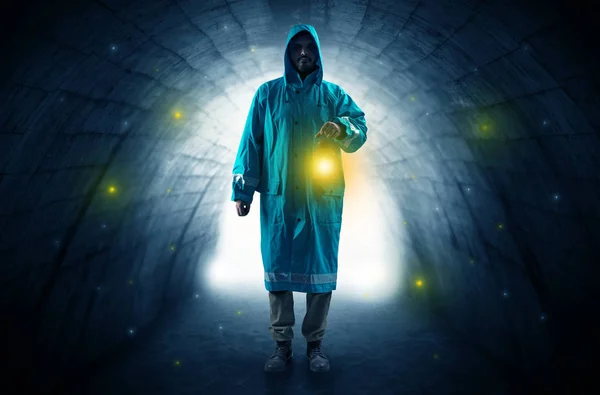 어두운 터널에 랜 턴과 산책 하는 남자 — 스톡 사진