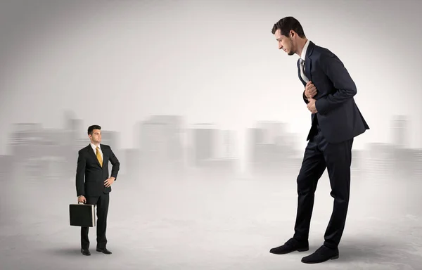Гігантський бізнесмен боїться маленького виконавця — стокове фото