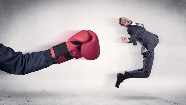 Enormes guantes de boxeo perfora el concepto de hombre de negocios —  Fotos de Stock