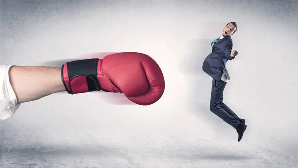 Podnikatel dostane padáka rukou obrovský boxu — Stock fotografie