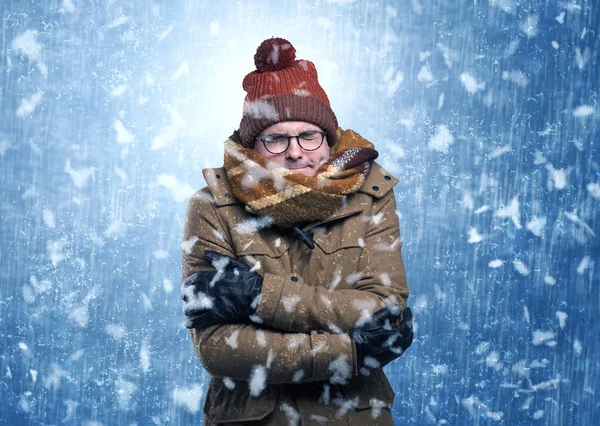 Bello ragazzo brividi a tempesta di neve concetto — Foto Stock