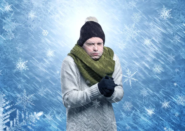 Menino congelando em roupas quentes e conceito nevar — Fotografia de Stock
