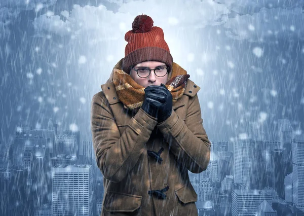 Chico congelándose en clima frío con concepto de ciudad — Foto de Stock