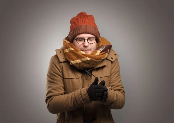 Bello ragazzo congelamento in Caldo abbigliamento — Foto Stock