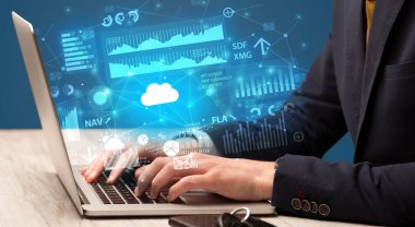 Dizüstü bilgisayarda yazarak el grafikleri ve çizelgeleri ve kavramı etrafında raporları