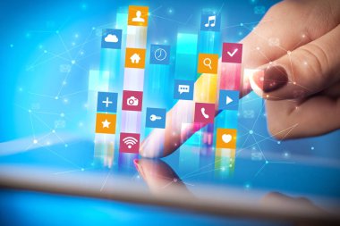 El ile uygulama simgeleri etrafında uçan tablet kullanma