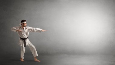 Boş bir alanda mücadele küçük karate adam