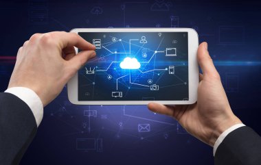 Tablet bulut office konseptiyle ilk kişi görünümü