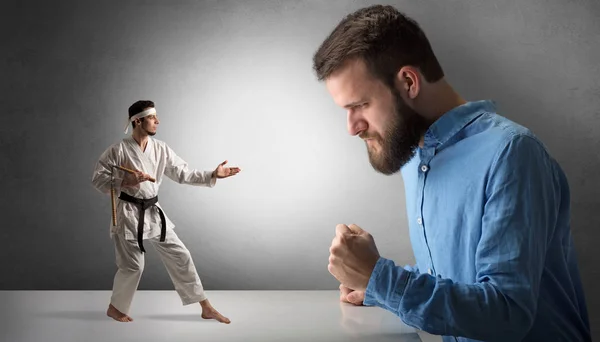 Óriás ember ordítás-on egy kis karate férfi — Stock Fotó