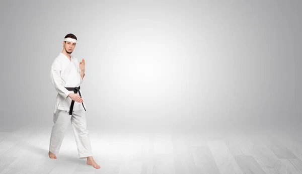 Allenatore di karate che lotta in uno spazio vuoto — Foto Stock