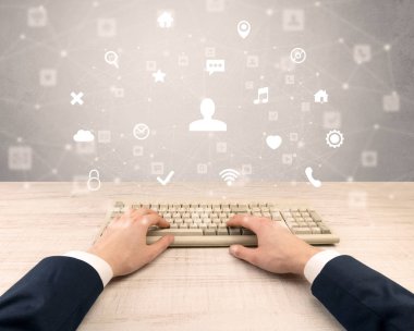 Sosyal Medya Icons çevresinde yazarak zarif işadamı el