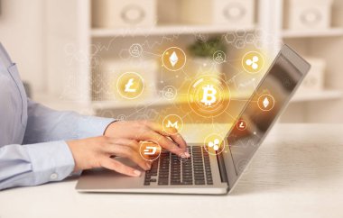 Bitcoin bağlantı ağı ve online kavramı ile dizüstü bilgisayar üzerinde çalışan iş kadın