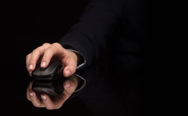 Koyu arka plan üzerinde fare kullanarak ele