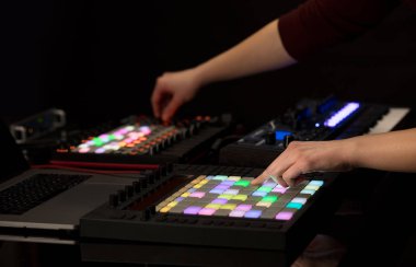 Karıştırma müzik MIDI denetleyicisi üzerindeki el