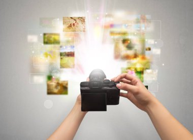 El yaşam olayları digital fotoğraf makinesi ile yakalar.