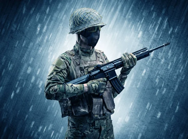 Soldato in piedi nel tempo piovoso — Foto Stock