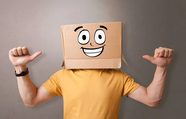 행복 한 종이 상자 얼굴 어린 소년 — 스톡 사진