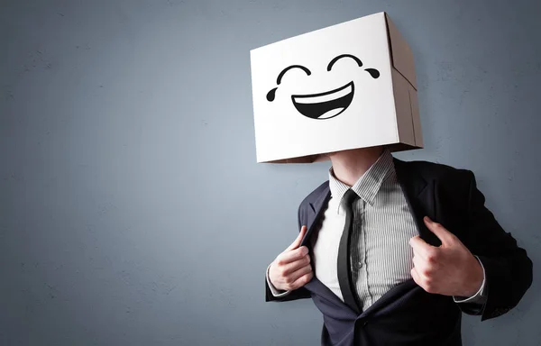 Komik adam karton kutu kafa ile gülümseyen — Stok fotoğraf