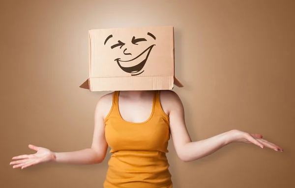 Chica joven con cara de caja de cartón feliz — Foto de Stock