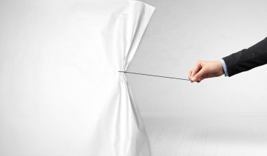 El çekerek beyaz kağıt perde